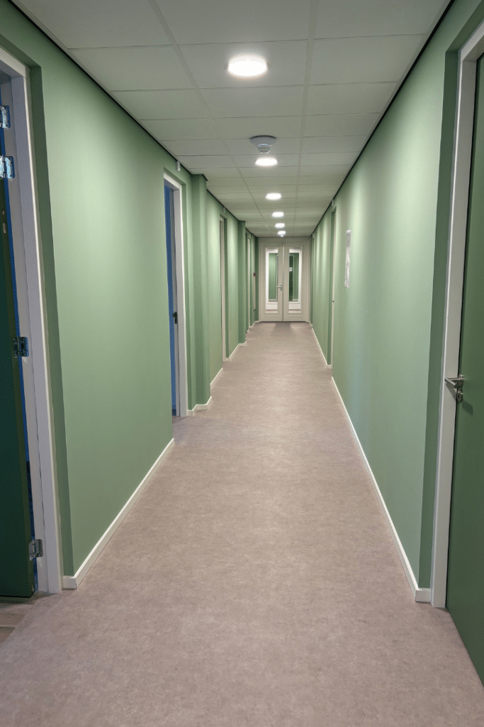 Binnen bij opvanglocatie Oekraïense ontheemden Houten